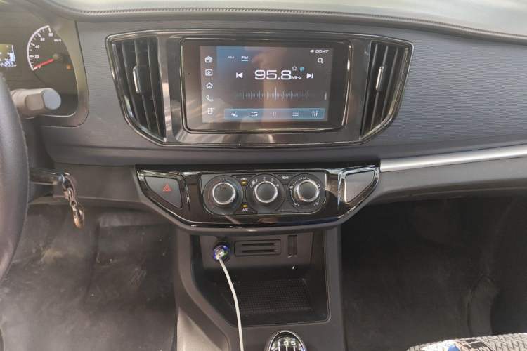 Used FORTHING Lingzhi 2023 M5L 1.6L Base Model 7 Seats Audio And AC Panel