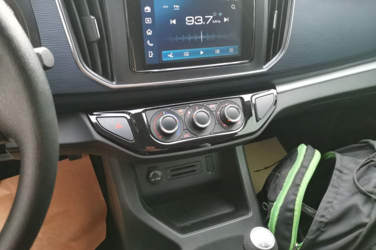 Used FORTHING Lingzhi 2023 M5L 1.6L Comfort Edition 7-Seater Audio And AC Panel