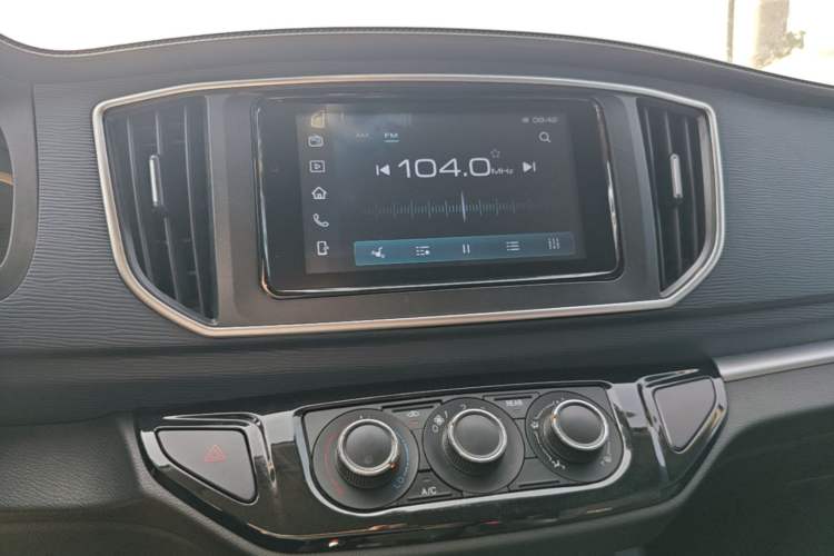 Used FORTHING Lingzhi 2023 M5L 1.6L Comfort 9-Seater Audio And AC Panel