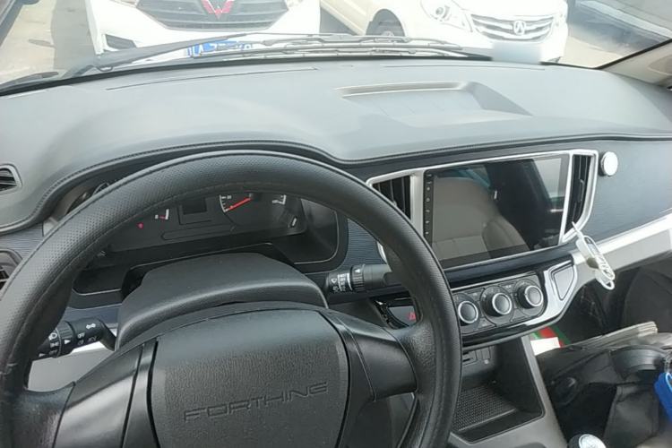 Used FORTHING Lingzhi 2023 M5 1.6L Practical Model 5 Seats Center Console