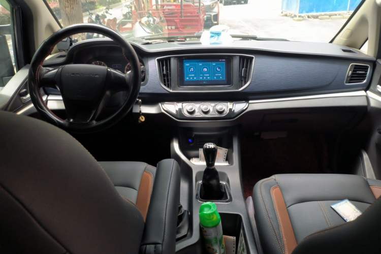 Used FORTHING Lingzhi 2023 M5L 1.6L Comfort 9-Seater Center Console