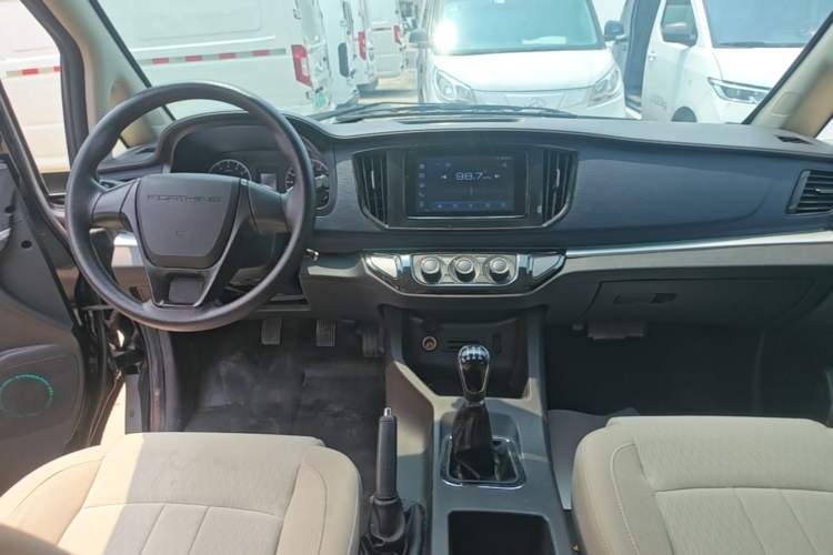 Used FORTHING Lingzhi 2023 M5L 1.6L Base Model 7 Seats Center Console