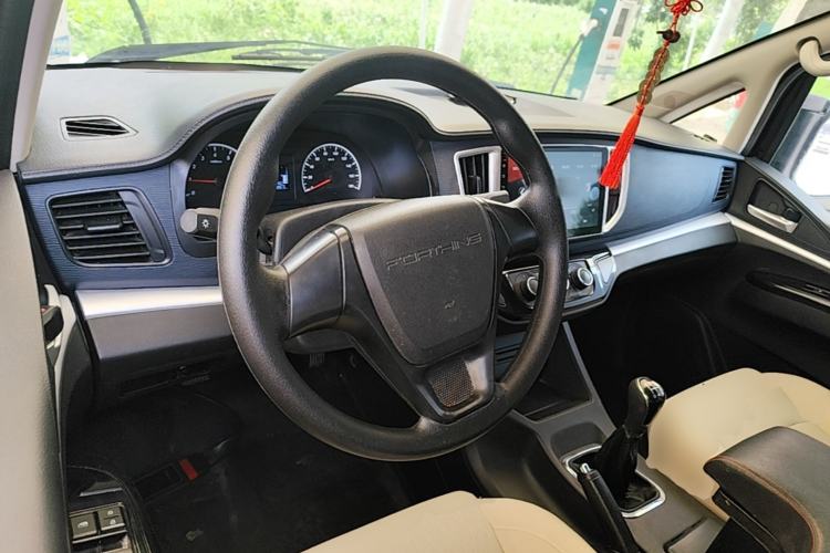 Used FORTHING Lingzhi 2023 M5 1.6L Utility Model 7 Seats Center Console