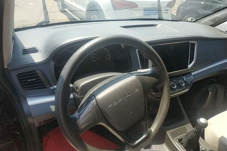 Used FORTHING Lingzhi 2023 M5L 1.6L Base Model 5 Seats Center Console