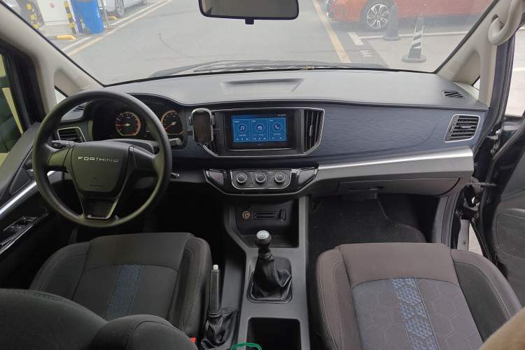 Used FORTHING Lingzhi 2023 M5L 1.6L Comfort Edition 7-Seater Center Console