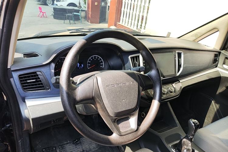 Used FORTHING Lingzhi 2023 V3 1.6L Base Model 2 Seats Center Console