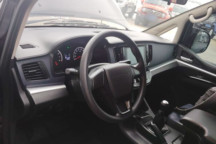 Used FORTHING Lingzhi 2023 M5L 1.6L Base Model 7 Seats Center Console