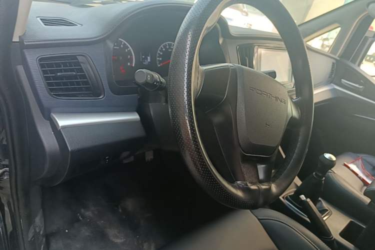 Used FORTHING Lingzhi 2023 M5L 1.6L Base Model 7 Seats Center Console