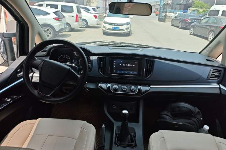 Used FORTHING Lingzhi 2023 M5L 1.6L Base Model 7 Seats Center Console