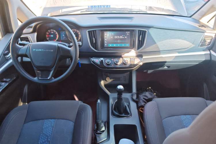 Used FORTHING Lingzhi 2023 M5L 1.6L Comfort Edition 7-Seater Center Console