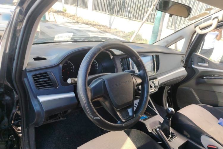 Used FORTHING Lingzhi 2023 M5L 1.6L Base Model 7 Seats Center Console