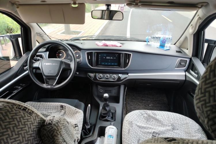 Used FORTHING Lingzhi 2023 M5L 1.6L Comfort 9-Seater Center Console