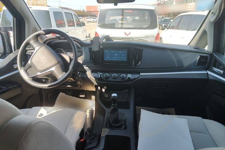 Used FORTHING Lingzhi 2023 M5L 1.6L Base Model 7 Seats Center Console