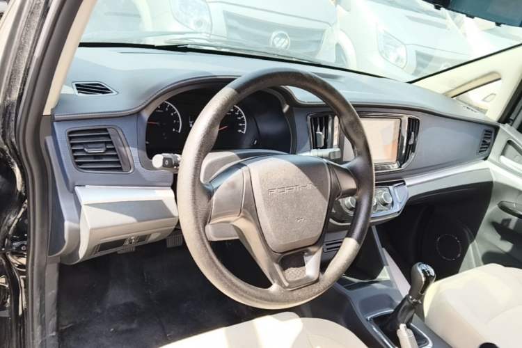 Used FORTHING Lingzhi 2023 M5L 1.6L Base Model 7 Seats Center Console