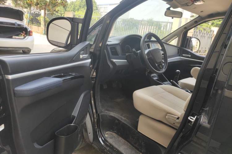 Used FORTHING Lingzhi 2023 M5 1.6L Practical Model 5 Seats Driver Seat