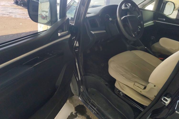 Used FORTHING Lingzhi 2023 M5 1.6L Practical Model 5 Seats Driver Seat