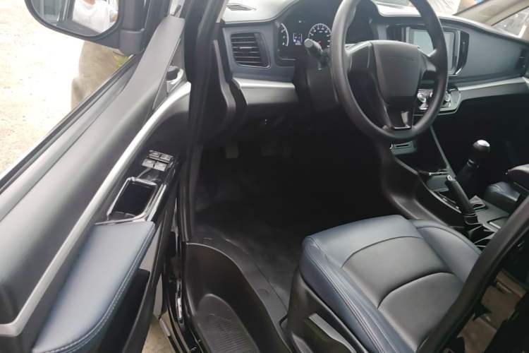 Used FORTHING Lingzhi 2023 M5L 1.6L Base Model 7 Seats Driver Seat