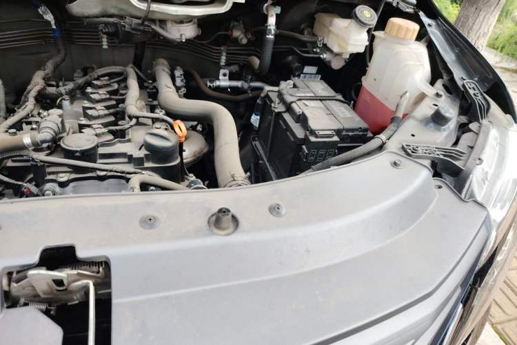 Used FORTHING Lingzhi 2023 M5L 1.6L Comfort 9-Seater Engine Bay Left