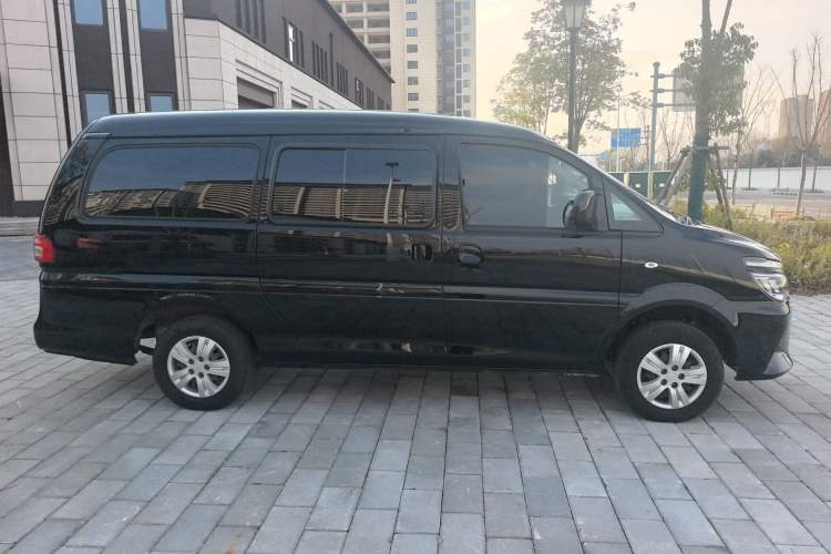 Used FORTHING Lingzhi 2023 M5L 1.6L Base Model 7 Seats Exterior 2