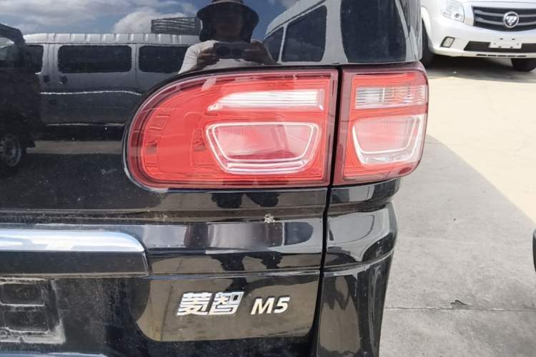 Used FORTHING Lingzhi 2023 M5L 1.6L Base Model 7 Seats Exterior 3