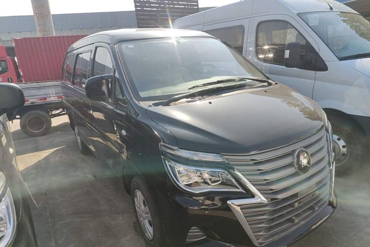Used FORTHING Lingzhi 2023 M5L 1.6L Base Model 7 Seats Front Right 45 Deg