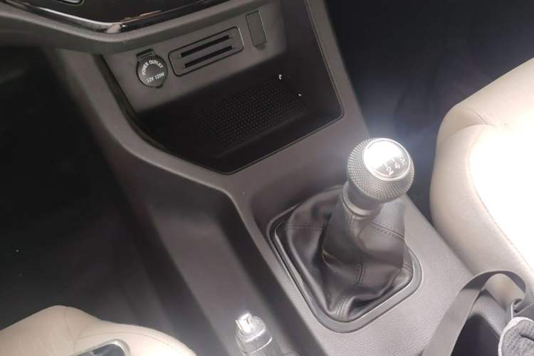 Used FORTHING Lingzhi 2023 M5 1.6L Practical Model 5 Seats Gear Lever