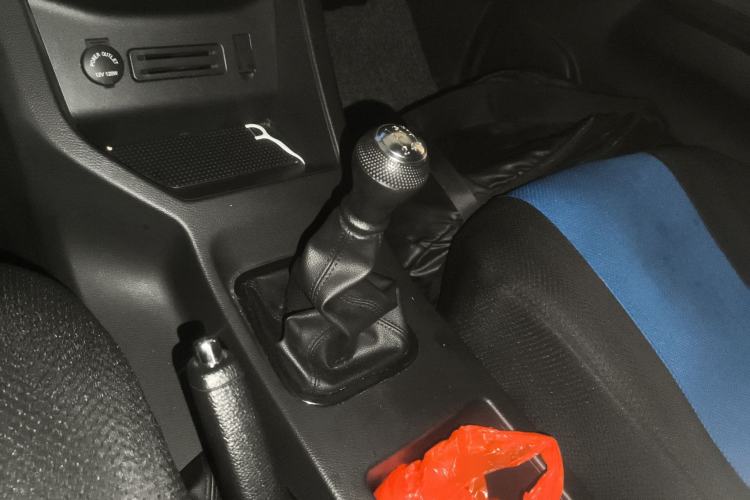 Used FORTHING Lingzhi 2023 M5L 1.6L Comfort 9-Seater Gear Lever