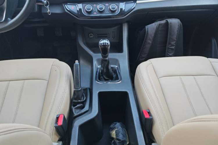Used FORTHING Lingzhi 2023 M5L 1.6L Base Model 7 Seats Gear Lever