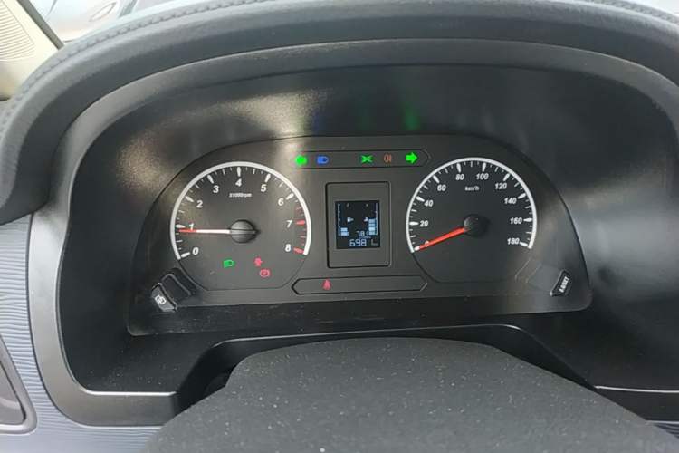 Used FORTHING Lingzhi 2023 M5 1.6L Practical Model 5 Seats Instrument Cluster