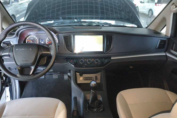 Used FORTHING Lingzhi 2023 M5L 1.6L Base Model 7 Seats Interior 2