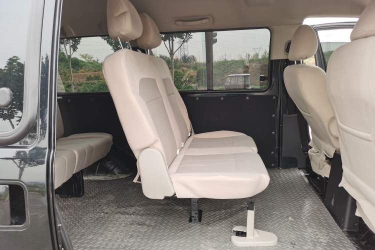 Used FORTHING Lingzhi 2023 M5L 1.6L Base Model 7 Seats Interior 2