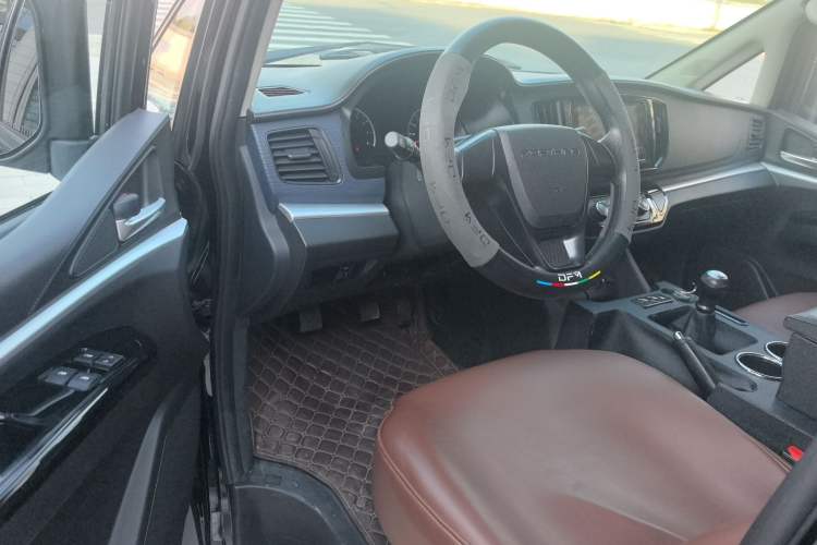Used FORTHING Lingzhi 2023 M5L 1.6L Base Model 7 Seats Interior 2