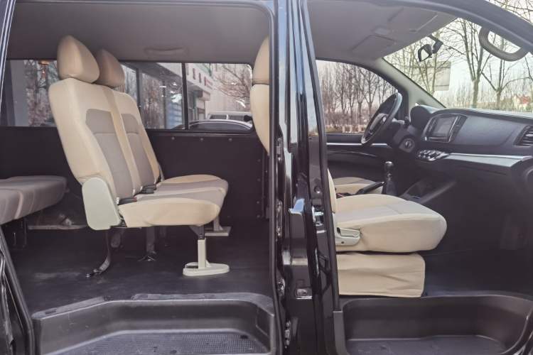 Used FORTHING Lingzhi 2023 M5L 1.6L Base Model 7 Seats Interior 3