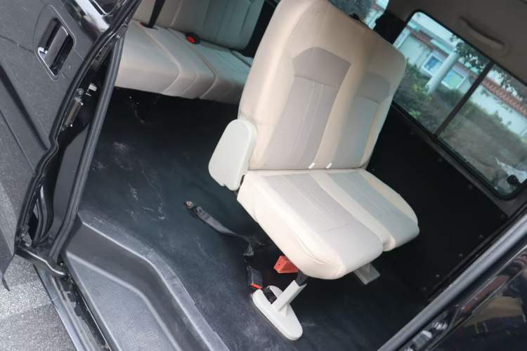 Used FORTHING Lingzhi 2023 M5L 1.6L Base Model 7 Seats Interior 5