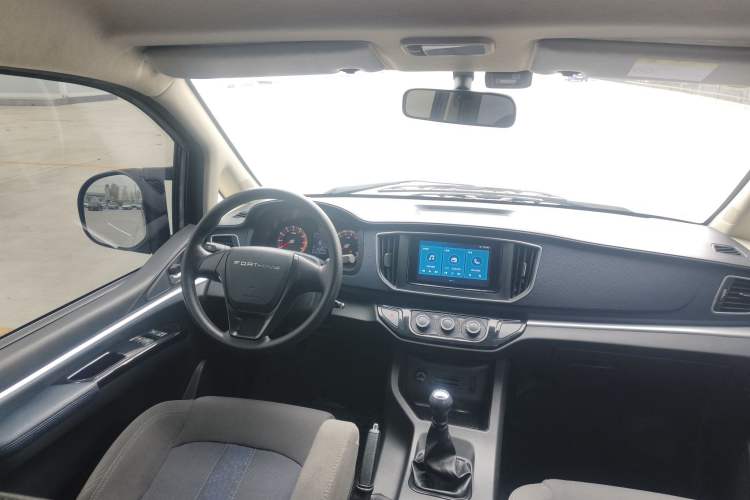 Used FORTHING Lingzhi 2023 M5L 1.6L Comfort 9-Seater Interior 6