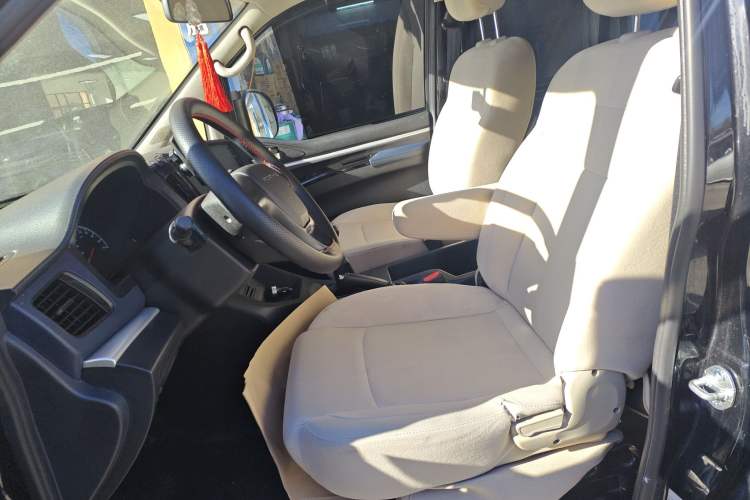 Used FORTHING Lingzhi 2023 M5L 1.6L Base Model 7 Seats Left Front Seat