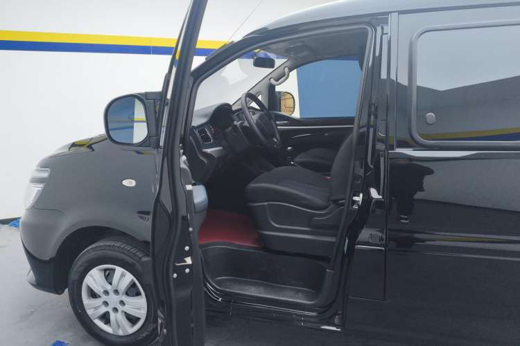 Used FORTHING Lingzhi 2023 M5L 1.6L Comfort Edition 7-Seater Left Front Seat