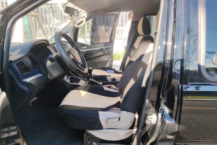 Used FORTHING Lingzhi 2023 M5L 1.6L Base Model 7 Seats Left Front Seat
