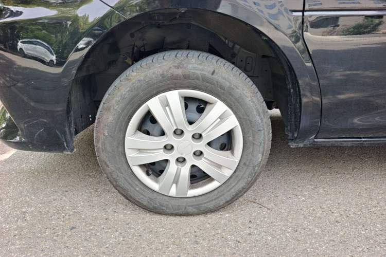Used FORTHING Lingzhi 2023 M5 1.6L Practical Model 5 Seats Left Front Wheel Hub