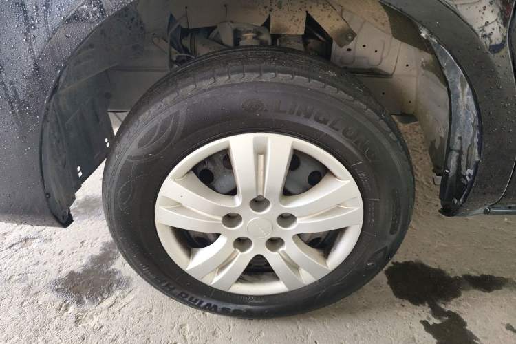 Used FORTHING Lingzhi 2023 M5 1.6L Practical Model 5 Seats Left Front Wheel Hub