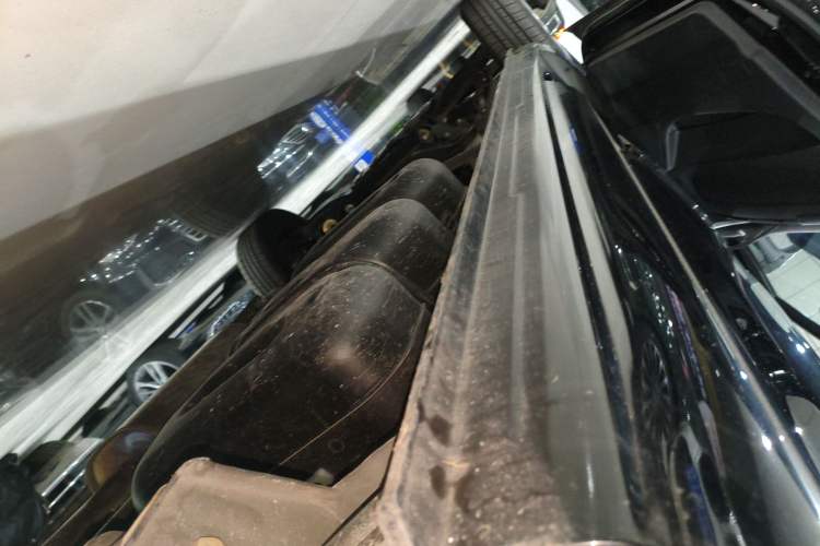 Used FORTHING Lingzhi 2023 M5L 1.6L Base Model 7 Seats Left Side Sill