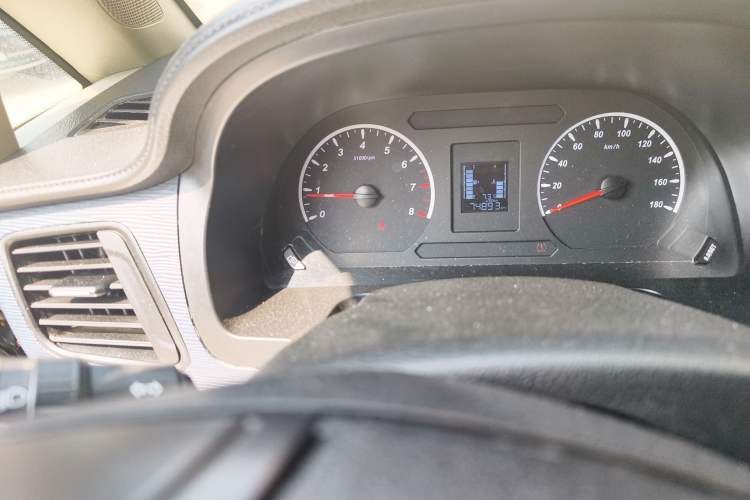 Used FORTHING Lingzhi 2023 M5L 1.6L Rental Custom Edition 7 Seats Odometer Close Up