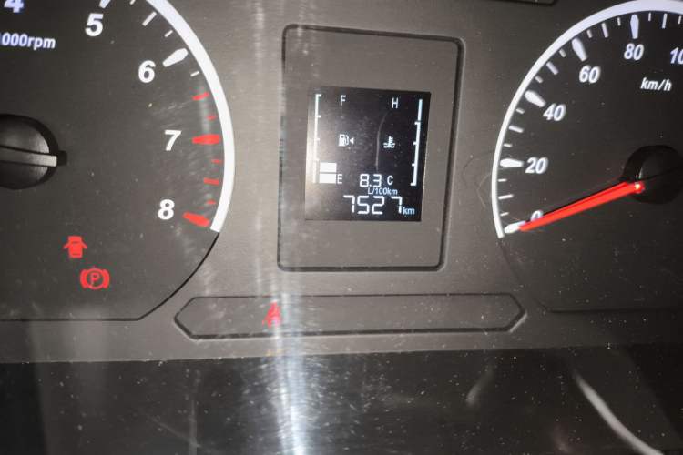 Used FORTHING Lingzhi 2023 M5L 1.6L Base Model 7 Seats Odometer Close Up