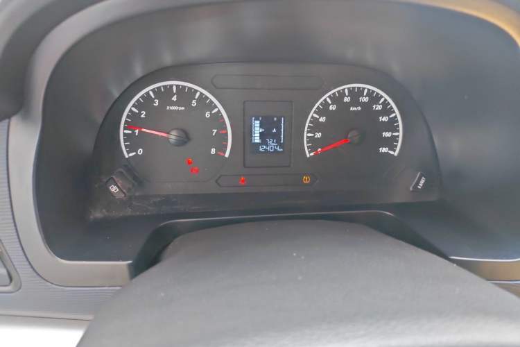 Used FORTHING Lingzhi 2023 M5L 1.6L Base Model 7 Seats Odometer Close Up