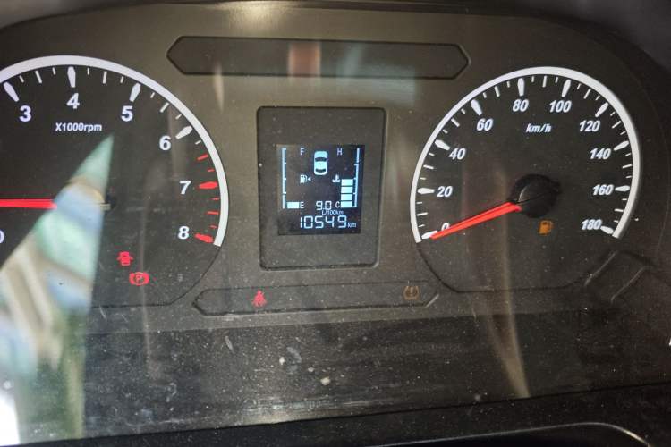 Used FORTHING Lingzhi 2023 M5L 1.6L Base Model 7 Seats Odometer Close Up