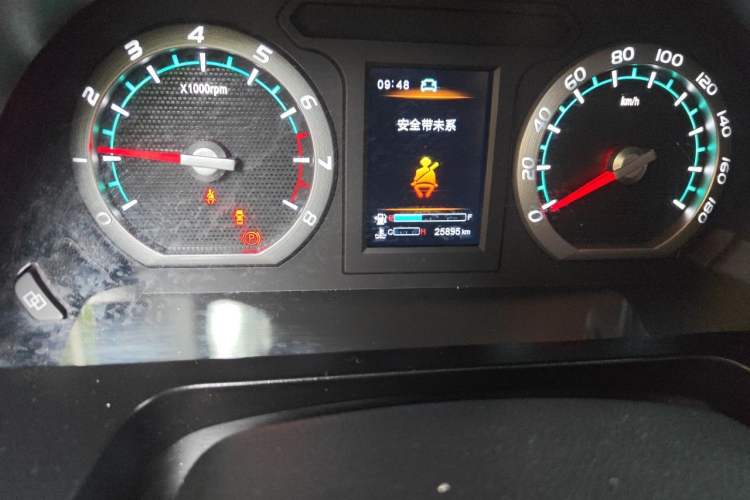 Used FORTHING Lingzhi 2023 M5L 1.6L Luxury 7-Seater Odometer Close Up