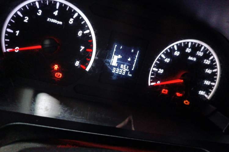 Used FORTHING Lingzhi 2023 M5L 1.6L Base Model 7 Seats Odometer Close Up