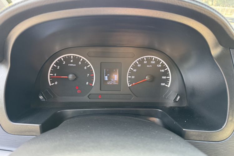 Used FORTHING Lingzhi 2023 M5L 1.6L Base Model 7 Seats Odometer Close Up