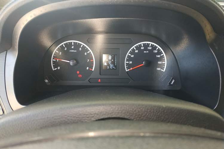 Used FORTHING Lingzhi 2023 M5L 1.6L Base Model 7 Seats Odometer Close Up