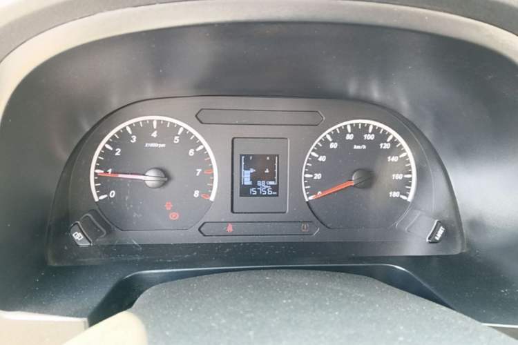 Used FORTHING Lingzhi 2023 M5L 1.6L Base Model 7 Seats Odometer Close Up